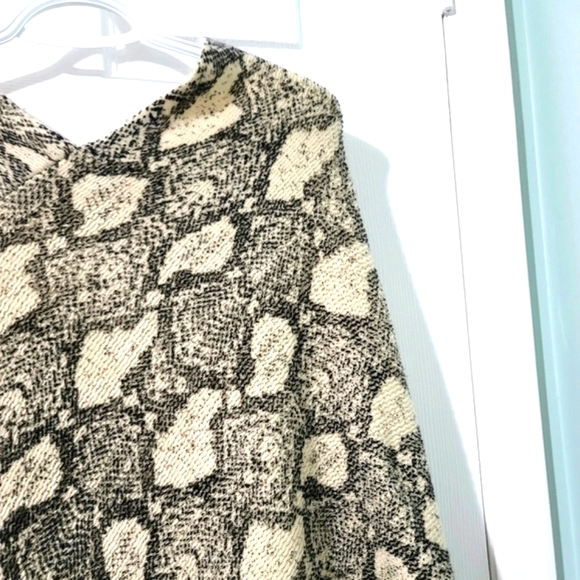 Do Everything In Love Women's Snakeskin Print Fringe Poncho One Size - Picture 4 of 11